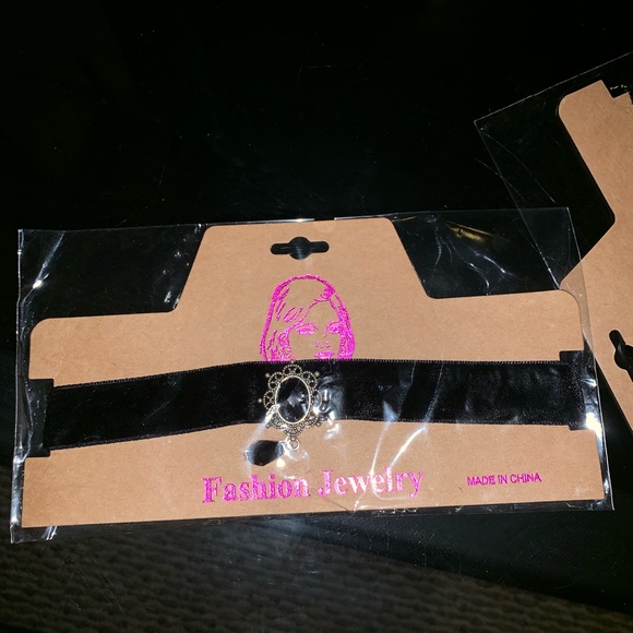 Choker - Picture 2 of 3